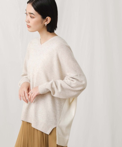 Gready Brilliant(グレディブリリアン)の「Rac30Vネックバイカラーニット(ニット/セーター・レディース・ベージュ/チャコールグレー・FREE)」の2枚目の写真