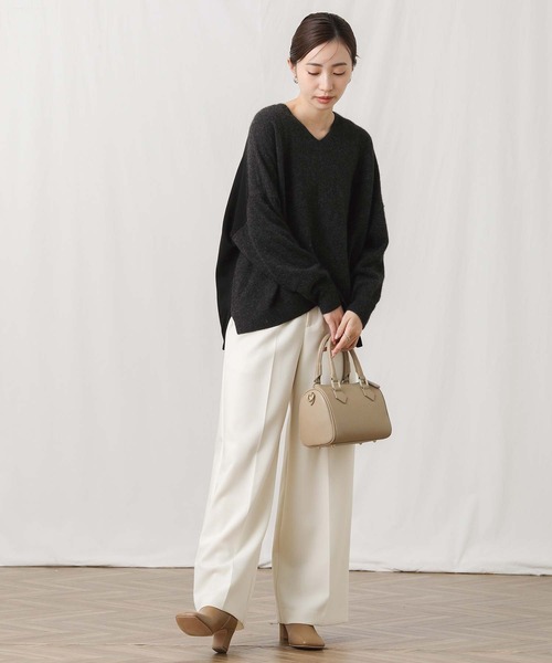 Gready Brilliant(グレディブリリアン)の「Rac30Vネックバイカラーニット(ニット/セーター・レディース・ベージュ/チャコールグレー・FREE)」の3枚目の写真