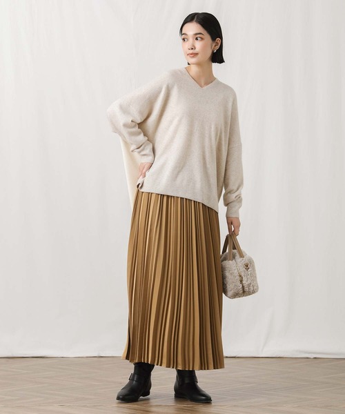 Gready Brilliant(グレディブリリアン)の「Rac30Vネックバイカラーニット(ニット/セーター・レディース・ベージュ/チャコールグレー・FREE)」の11枚目の写真