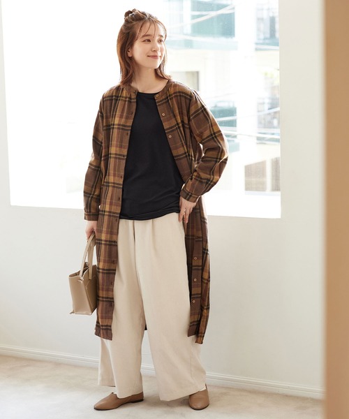Viola e Viola(ヴィオラエヴィオラ)の「もっちり裏起毛トップス クルーネック(Tシャツ/カットソー・レディース・ホワイト/チャコール/グリーン/ブラック・LL/3L/M/L)」の5枚目の写真