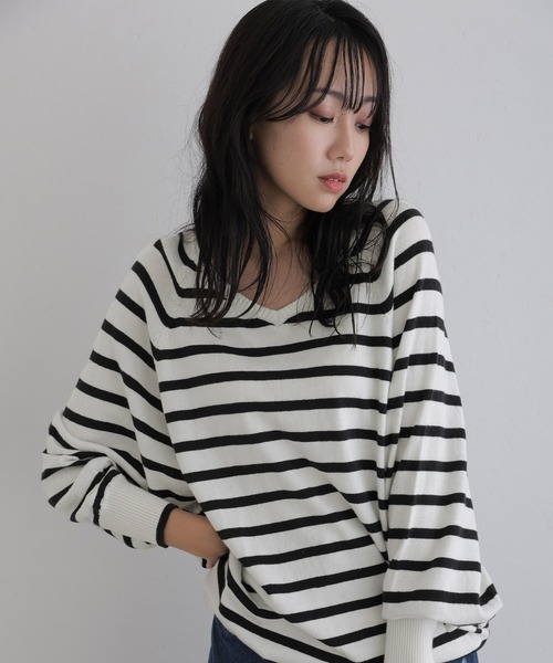 ElegChic(エレグシック)の「Vネックボーダードルマンニット(ニット/セーター・レディース・ブラック系/ホワイト系/レッド系/ベージュ系/ネイビー系・4L/M/XL)」の2枚目の写真
