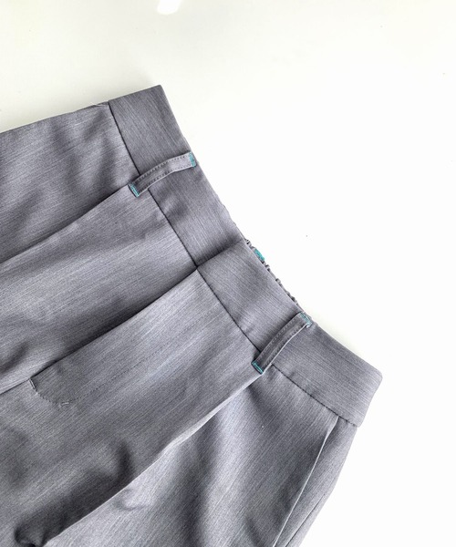 Q（キュー）の「ストレッチストレートパンツ（スラックス・レディース・ライトグレー/チャコールグレー・MEDIUM）」の22枚目の写真