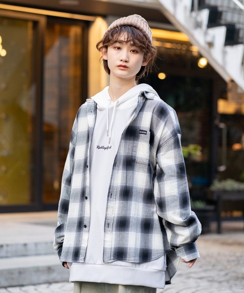 Red Cap Girl(レッドキャプガール)の「【UNIIT × RED CAP GIRL】 オンブレチェック ルーズシルエット バック刺繍シャツ コットン100%(シャツ/ブラウス・メンズ・ブラック/スミクロ/ブルー/ホワイト・LARGE/MEDIUM)」の6枚目の写真