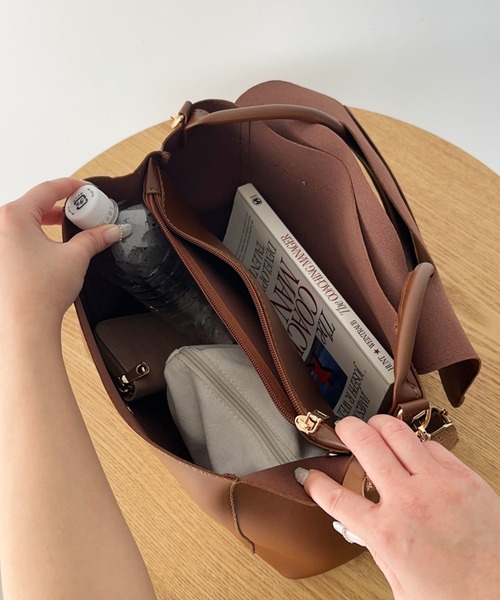 CLEA(クレア)の「【A4サイズ対応】2WAYフラップPUビッグショルダーバッグ(ショルダーバッグ・レディース・ブラウン/ブラック・FREE)」の16枚目の写真