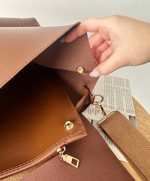 CLEA(クレア)の「【A4サイズ対応】2WAYフラップPUビッグショルダーバッグ(ショルダーバッグ・レディース・ブラウン/ブラック・FREE)」の17枚目の写真