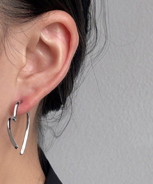 HALEY PESCA（ヘーリーペスカ）の「HALEY PESCA/ペアハートピアス（ピアス（両耳用）・レディース・シルバー/ゴールド・FREE）」の5枚目の写真