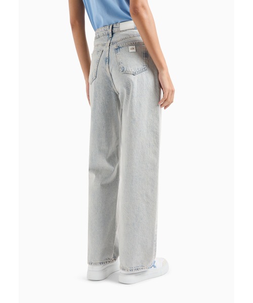 ARMANI EXCHANGE(アルマーニエクスチェンジ)の「【A|X アルマーニ エクスチェンジ】ライトブルーウォッシュ デニムパンツ_J38 RELAXED(デニムパンツ・レディース・インディゴブルー・25inch/26inch/27inch/28inch/24inch/30inch/32inch)」の3枚目の写真