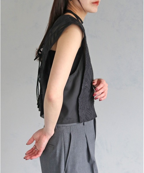 cheriella（シェリエラ）の「【cheriella】WEB限定リーフシフォンレースアップベスト（シャツ/ブラウス・レディース・アイボリー/ブラック・M）」の18枚目の写真