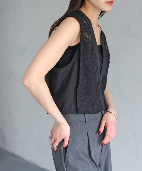 cheriella（シェリエラ）の「【cheriella】WEB限定リーフシフォンレースアップベスト（シャツ/ブラウス・レディース・アイボリー/ブラック・M）」の22枚目の写真