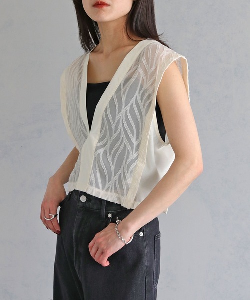 cheriella（シェリエラ）の「【cheriella】WEB限定リーフシフォンレースアップベスト（シャツ/ブラウス・レディース・アイボリー/ブラック・M）」の7枚目の写真