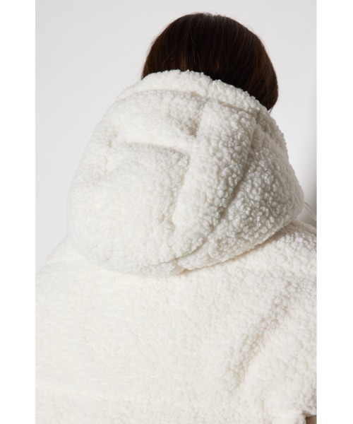 rienda（リエンダ）の「フード付きショートボアダウンジャケット（ダウンジャケット/コート・レディース・ベージュ/ホワイト・SMALL/MEDIUM）」の3枚目の写真