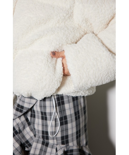 rienda（リエンダ）の「フード付きショートボアダウンジャケット（ダウンジャケット/コート・レディース・ベージュ/ホワイト・SMALL/MEDIUM）」の4枚目の写真