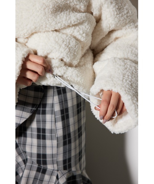 rienda（リエンダ）の「フード付きショートボアダウンジャケット（ダウンジャケット/コート・レディース・ベージュ/ホワイト・SMALL/MEDIUM）」の5枚目の写真