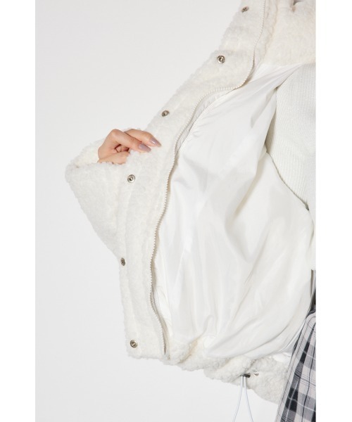 rienda（リエンダ）の「フード付きショートボアダウンジャケット（ダウンジャケット/コート・レディース・ベージュ/ホワイト・SMALL/MEDIUM）」の6枚目の写真