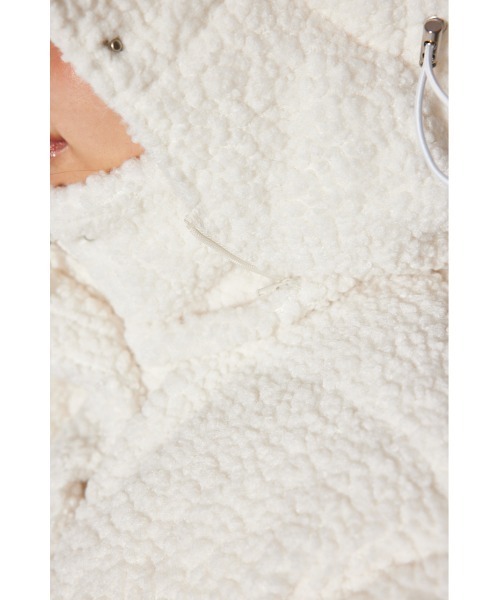 rienda（リエンダ）の「フード付きショートボアダウンジャケット（ダウンジャケット/コート・レディース・ベージュ/ホワイト・SMALL/MEDIUM）」の7枚目の写真