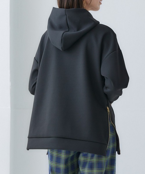 nissen(ニッセン)の「なめらかポンチ素材 サイドジップパーカー(パーカー・レディース・ブラック/モカ/グレイッシュブルー/グリーン系/チャコールグレー/グレイッシュベージュ・S/M/L/LL)」の12枚目の写真