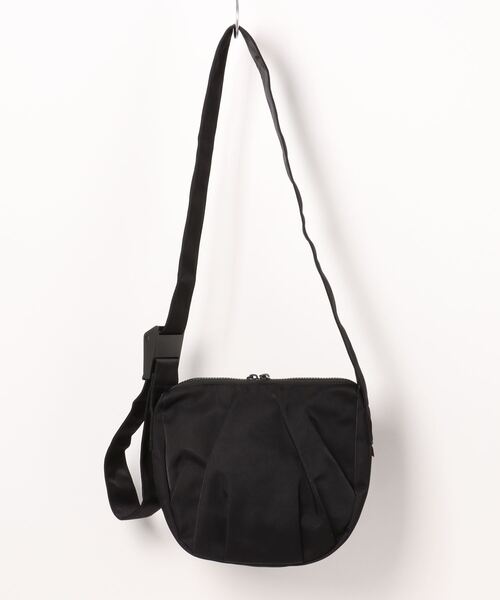 UNIVERSAL OVERALL(ユニバーサルオーバーオール)の「【UNIVERSAL OVERALL】NYLON HOBO SHOULDER BAG / ナイロンショルダーバッグ(ショルダーバッグ・レディース・ブラック/ベージュ/アイボリー/チャコールグレー/ネイビー・FREE)」の13枚目の写真