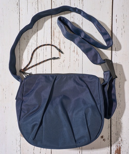 UNIVERSAL OVERALL(ユニバーサルオーバーオール)の「【UNIVERSAL OVERALL】NYLON HOBO SHOULDER BAG / ナイロンショルダーバッグ(ショルダーバッグ・レディース・ブラック/ベージュ/アイボリー/チャコールグレー/ネイビー・FREE)」の5枚目の写真