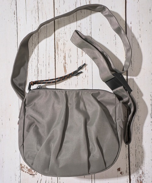 UNIVERSAL OVERALL(ユニバーサルオーバーオール)の「【UNIVERSAL OVERALL】NYLON HOBO SHOULDER BAG / ナイロンショルダーバッグ(ショルダーバッグ・レディース・ブラック/ベージュ/アイボリー/チャコールグレー/ネイビー・FREE)」の4枚目の写真