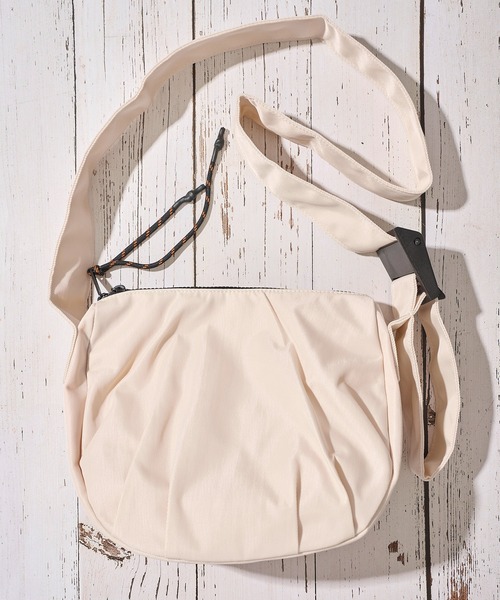 UNIVERSAL OVERALL(ユニバーサルオーバーオール)の「【UNIVERSAL OVERALL】NYLON HOBO SHOULDER BAG / ナイロンショルダーバッグ(ショルダーバッグ・レディース・ブラック/ベージュ/アイボリー/チャコールグレー/ネイビー・FREE)」の2枚目の写真