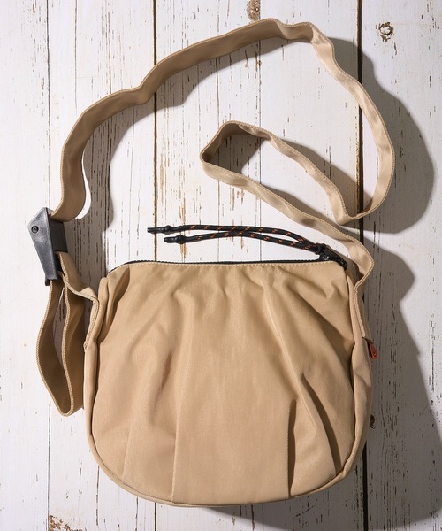 UNIVERSAL OVERALL(ユニバーサルオーバーオール)の「【UNIVERSAL OVERALL】NYLON HOBO SHOULDER BAG / ナイロンショルダーバッグ(ショルダーバッグ・レディース・ブラック/ベージュ/アイボリー/チャコールグレー/ネイビー・FREE)」の7枚目の写真