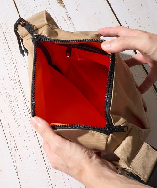 UNIVERSAL OVERALL(ユニバーサルオーバーオール)の「【UNIVERSAL OVERALL】NYLON HOBO SHOULDER BAG / ナイロンショルダーバッグ(ショルダーバッグ・レディース・ブラック/ベージュ/アイボリー/チャコールグレー/ネイビー・FREE)」の9枚目の写真
