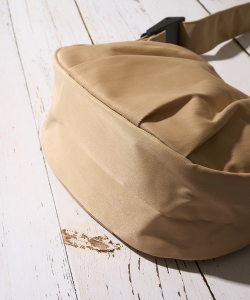 UNIVERSAL OVERALL(ユニバーサルオーバーオール)の「【UNIVERSAL OVERALL】NYLON HOBO SHOULDER BAG / ナイロンショルダーバッグ(ショルダーバッグ・レディース・ブラック/ベージュ/アイボリー/チャコールグレー/ネイビー・FREE)」の12枚目の写真