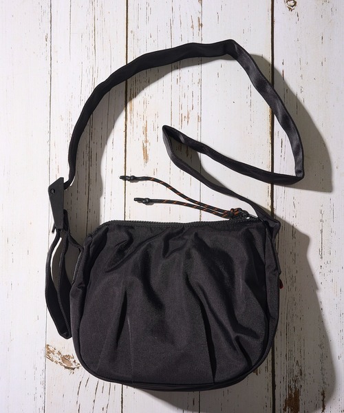 UNIVERSAL OVERALL(ユニバーサルオーバーオール)の「【UNIVERSAL OVERALL】NYLON HOBO SHOULDER BAG / ナイロンショルダーバッグ(ショルダーバッグ・レディース・ブラック/ベージュ/アイボリー/チャコールグレー/ネイビー・FREE)」の6枚目の写真