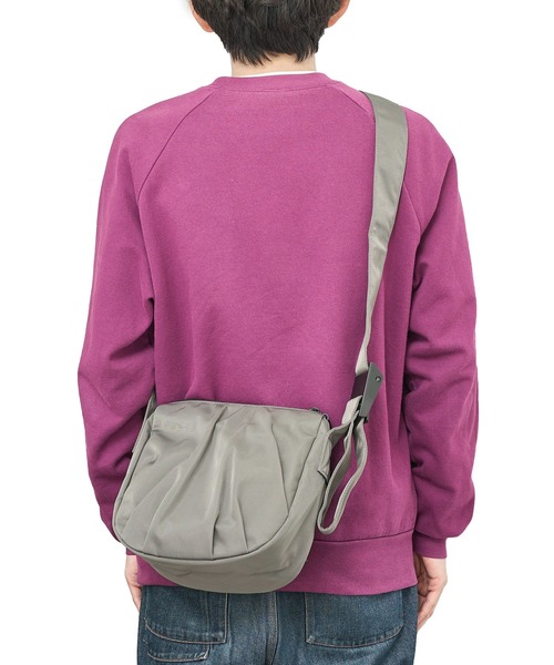 UNIVERSAL OVERALL(ユニバーサルオーバーオール)の「【UNIVERSAL OVERALL】NYLON HOBO SHOULDER BAG / ナイロンショルダーバッグ(ショルダーバッグ・レディース・ブラック/ベージュ/アイボリー/チャコールグレー/ネイビー・FREE)」の14枚目の写真