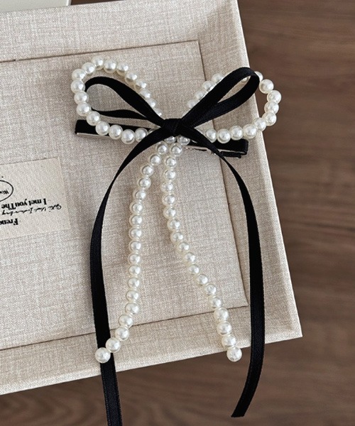 VIBGYOR Women(ヴィブジョー ウィメン)の「【urge select】パール×リボン ヘアクリップ(バレッタ/ヘアクリップ・レディース・ブラック/ライトブルー・FREE)」の1枚目の写真