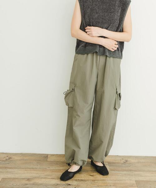 ITEMS URBANRESEARCH(アイテムズ アーバンリサーチ)の「ワイドカーゴパンツ(その他パンツ・レディース・カーキ/ブラック・FREE)」の2枚目の写真