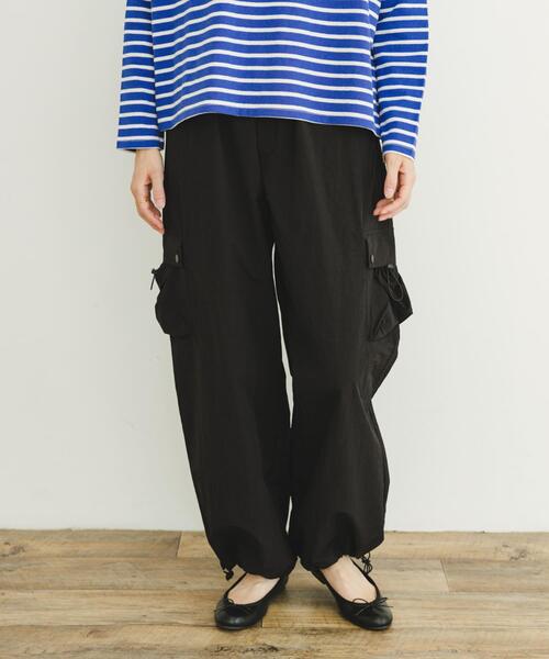 ITEMS URBANRESEARCH(アイテムズ アーバンリサーチ)の「ワイドカーゴパンツ(その他パンツ・レディース・カーキ/ブラック・FREE)」の1枚目の写真