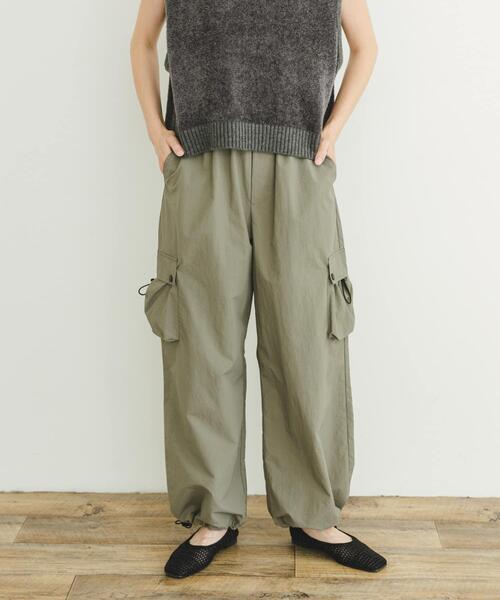 ITEMS URBANRESEARCH(アイテムズ アーバンリサーチ)の「ワイドカーゴパンツ(その他パンツ・レディース・カーキ/ブラック・FREE)」の3枚目の写真