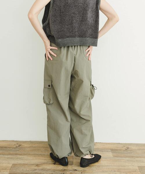ITEMS URBANRESEARCH(アイテムズ アーバンリサーチ)の「ワイドカーゴパンツ(その他パンツ・レディース・カーキ/ブラック・FREE)」の4枚目の写真