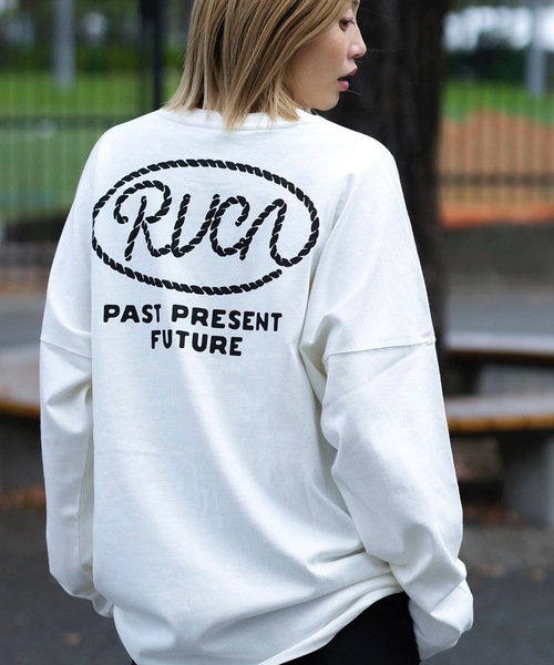 RVCA(ルーカ)の「RVCA メンズ RVCA LASSO LT ロンT 【2024年秋冬モデル】/ルーカバックプリント長袖ロゴロンT(Tシャツ/カットソー・メンズ・ブラウン/オフホワイト/ブラック・SMALL/MEDIUM/LARGE/X-LARGE)」の2枚目の写真