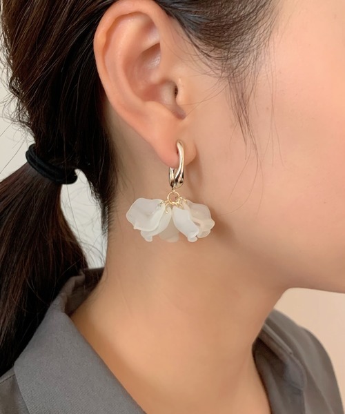 ciite'(シーテ)の「ドロップハナビラピアス (両耳用)(ピアス(両耳用)・レディース・アイボリー/ホワイト/ネイビー・FREE)」の6枚目の写真