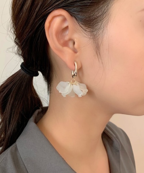 ciite'(シーテ)の「ドロップハナビラピアス (両耳用)(ピアス(両耳用)・レディース・アイボリー/ホワイト/ネイビー・FREE)」の10枚目の写真