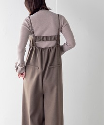 360度どこから見てもおしゃれを演出！シンプルながらもディテールにこだわり、大人の品を感じさせるバックシャーリングオーバーオール