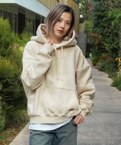 roial(ロイアル)の「CREW/ROIAL(ロイアル)リラックスサイジングワンポイントシンプルデザインプルオーバーフーディ(スウェット・レディース・オートミール/ピンク/ライトベージュ・FREE)」の7枚目の写真