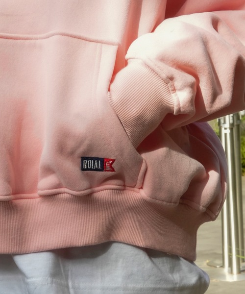 roial(ロイアル)の「CREW/ROIAL(ロイアル)リラックスサイジングワンポイントシンプルデザインプルオーバーフーディ(スウェット・レディース・オートミール/ピンク/ライトベージュ・FREE)」の6枚目の写真