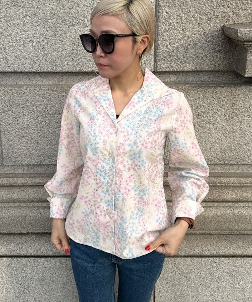 JENNE(ジェンヌ)の「JENNEオードリーフラワーブラウス(その他トップス・レディース・ホワイト/ブラック・LARGE/MEDIUM/SMALL)」の2枚目の写真