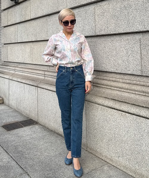 JENNE(ジェンヌ)の「JENNEオードリーフラワーブラウス(その他トップス・レディース・ホワイト/ブラック・LARGE/MEDIUM/SMALL)」の3枚目の写真