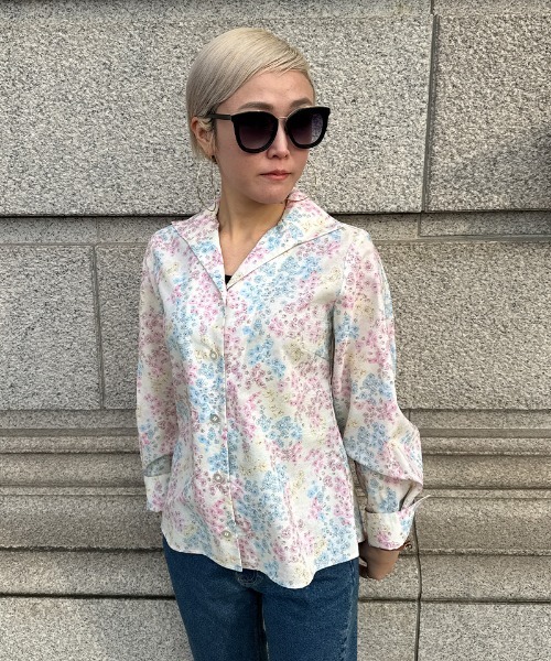 JENNE(ジェンヌ)の「JENNEオードリーフラワーブラウス(その他トップス・レディース・ホワイト/ブラック・LARGE/MEDIUM/SMALL)」の4枚目の写真