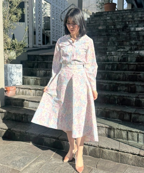 JENNE(ジェンヌ)の「JENNEオードリーフラワーブラウス(その他トップス・レディース・ホワイト/ブラック・LARGE/MEDIUM/SMALL)」の16枚目の写真