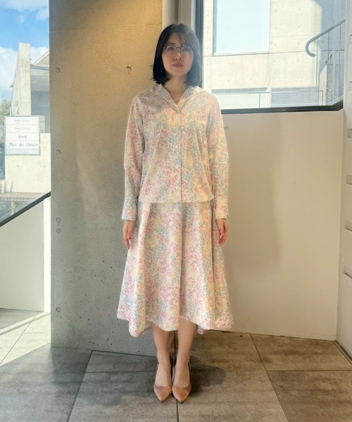 JENNE(ジェンヌ)の「JENNEオードリーフラワーブラウス(その他トップス・レディース・ホワイト/ブラック・LARGE/MEDIUM/SMALL)」の17枚目の写真