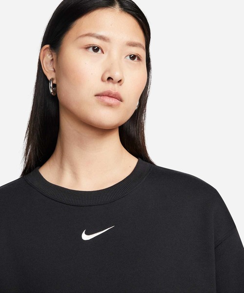 NIKE（ナイキ）の「《セットアップ対応商品》ナイキ スポーツウェア フェニックス フリース ウィメンズ オーバーサイズド クルーネック スウェットシャツ / Nike Sportswear Phoenix Fleece Women's Oversized Crewneck Sweatshirt DQ5734-010 Black（スウェット・レディース・ブラック・S/M/L/2XL/XL/XS）」の4枚目の写真
