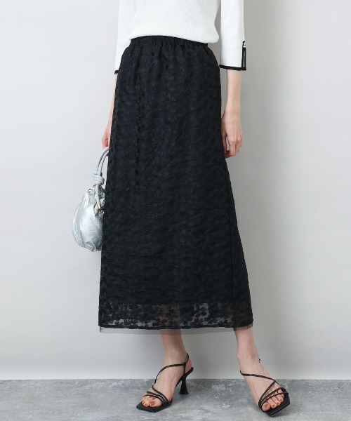 MK MICHEL KLEIN（エムケーミッシェルクラン）の「花柄刺繍オーガンジースカート/洗える（スカート・レディース・ホワイト/ブラック・38）」の2枚目の写真