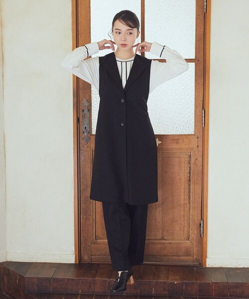 earth music&ecology（アースミュージックアンドエコロジー）の「バイカラータックブラウス（シャツ/ブラウス・レディース・オフホワイト/ネイビー/グレー/ピンクベージュ・FREE）」の5枚目の写真