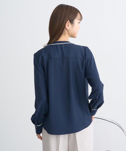 earth music&ecology（アースミュージックアンドエコロジー）の「バイカラータックブラウス（シャツ/ブラウス・レディース・オフホワイト/ネイビー/グレー/ピンクベージュ・FREE）」の8枚目の写真