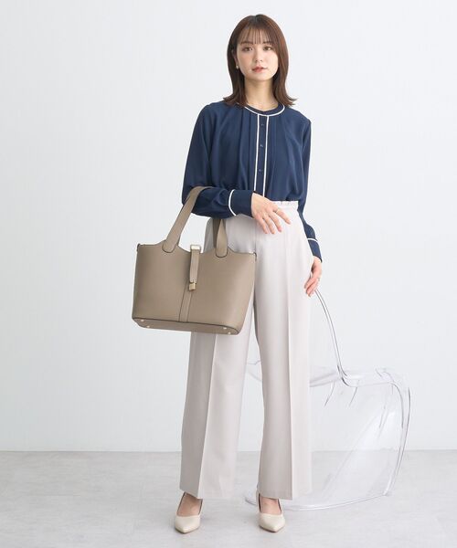 earth music&ecology（アースミュージックアンドエコロジー）の「バイカラータックブラウス（シャツ/ブラウス・レディース・オフホワイト/ネイビー/グレー/ピンクベージュ・FREE）」の9枚目の写真